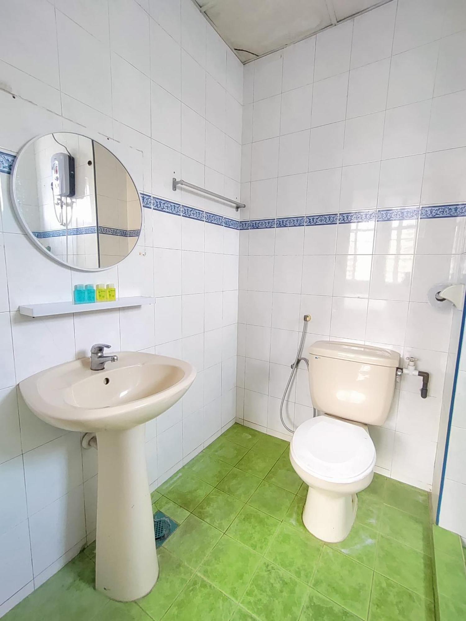 The Little Star Studio Hotel- Star Regency Бринчанг Екстериор снимка
