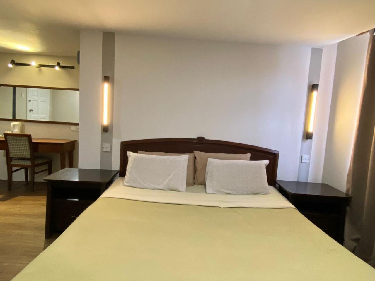 The Little Star Studio Hotel- Star Regency Бринчанг Екстериор снимка